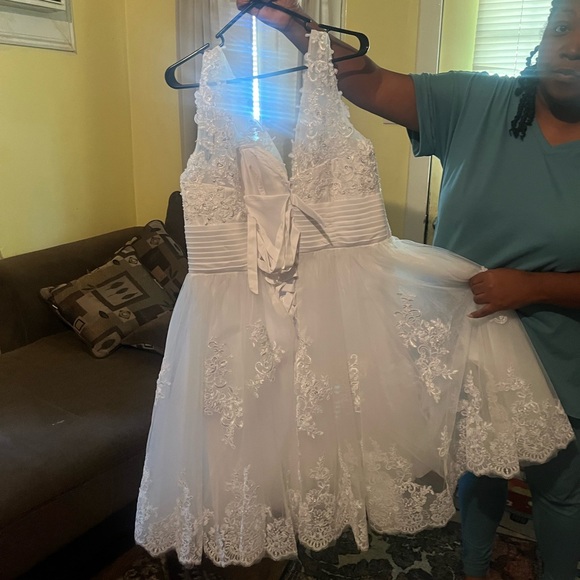 White Sleeveless Sweetheart A-line Wedding Gown - Picture 3 of 4